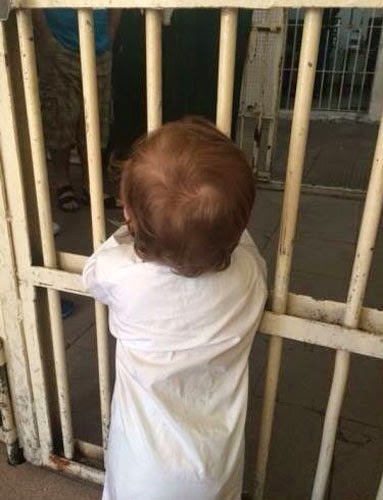 Photo of طفل عمره عام خلف قضبان السجن لمدة عامين