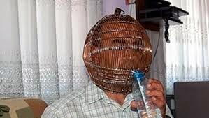 Photo of رجل تركي يرتدي قفصا على رأسه