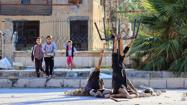 Photo of غريب جدا: أجساد معلقة بالشارع وأطفال يلهون حولها