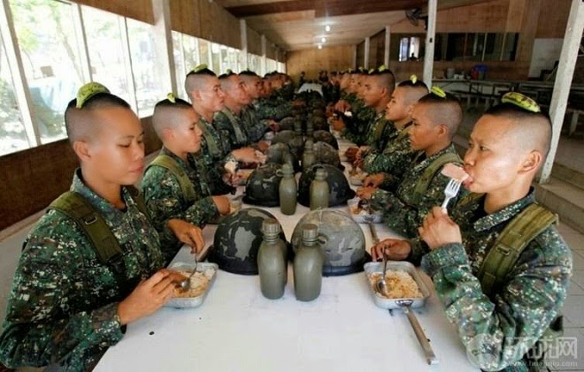 Photo of لماذا يضع الجنود الصينيون "موزة" فوق رؤوسهم ؟؟غريب جدااا